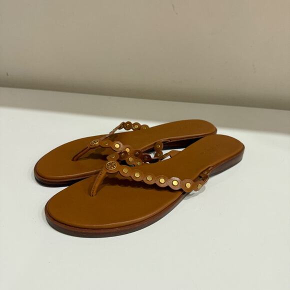 NWT Tory Burch Benton Scalloped Slip On Flat Thong Sandals Brown Womens Size 9.5 - Picture 1 of 6